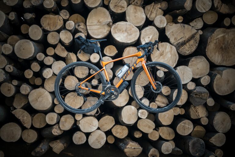bicicleta de estrada com madeira em fundo