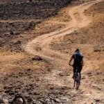 bicicleta de grava en el desierto