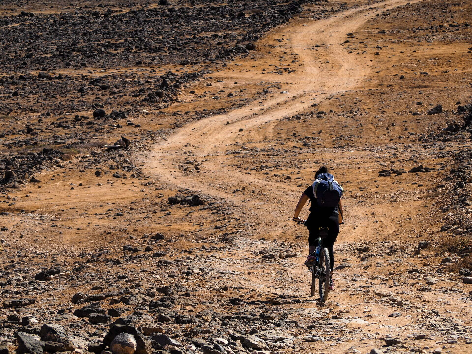 sepeda kerikil di gurun pasir