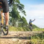 mountainbikecyklister tar en selfie