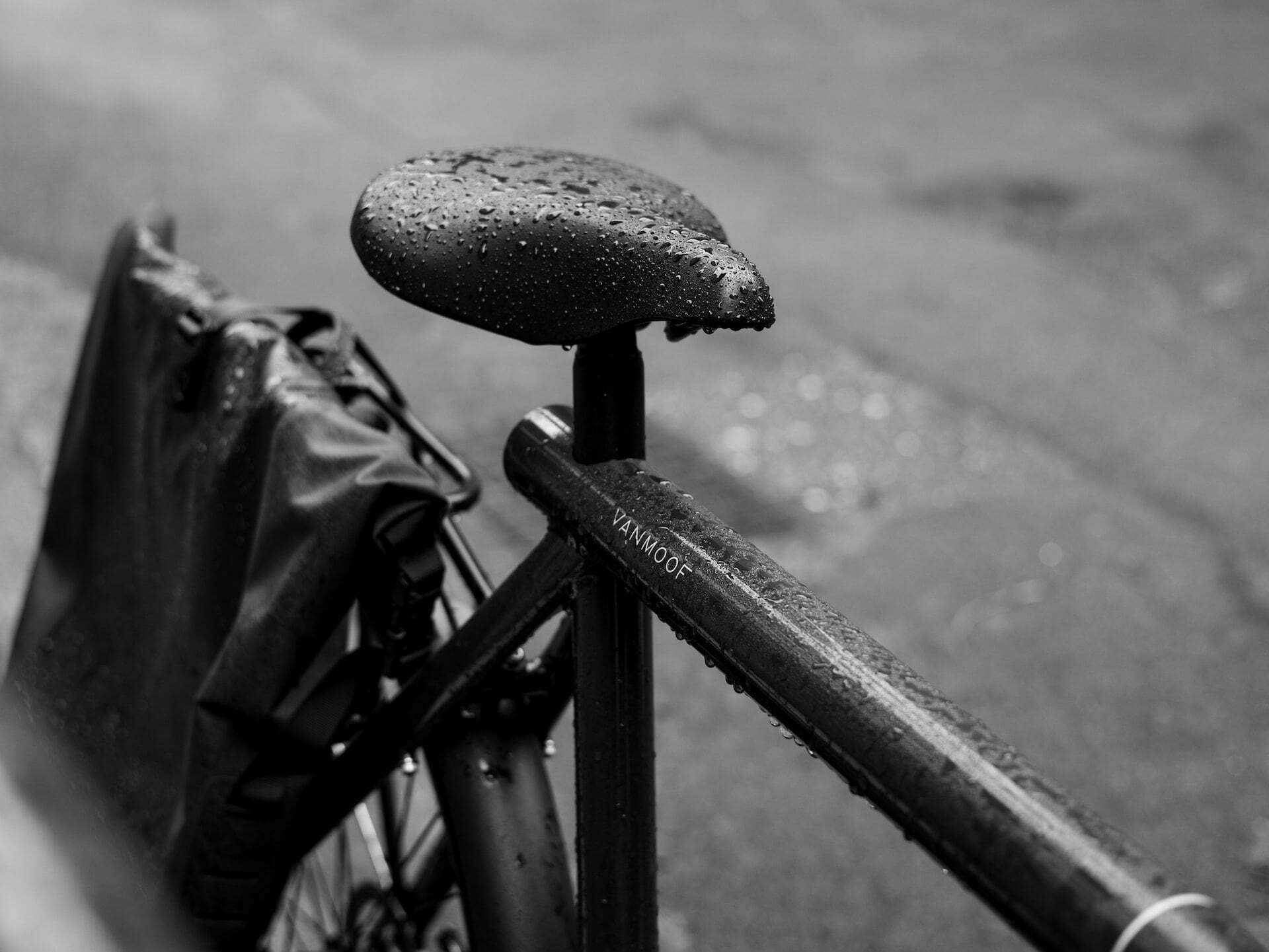 Bicicleta eléctrica cubierta de agua de lluvia