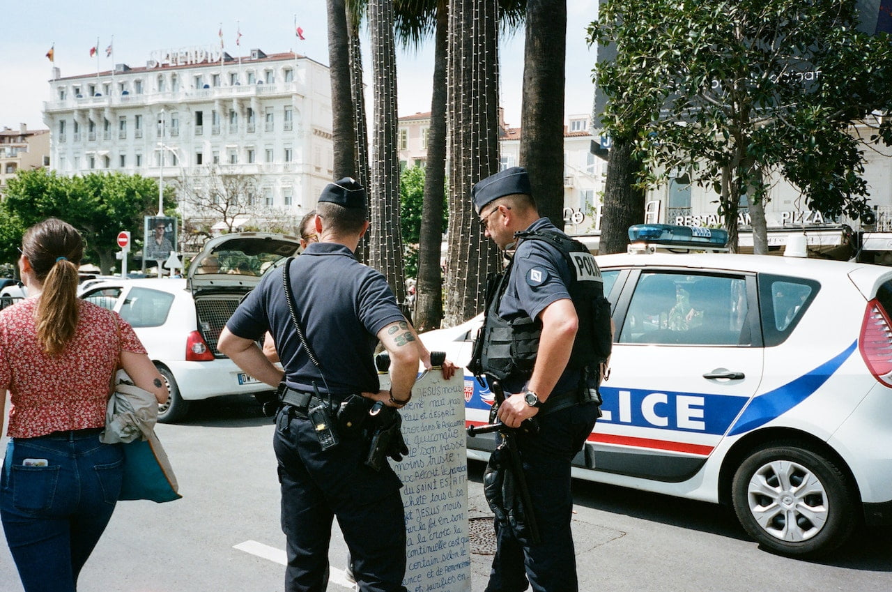 des policiers parlant à un citoyen