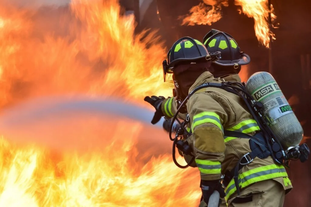 pompiers travaillant