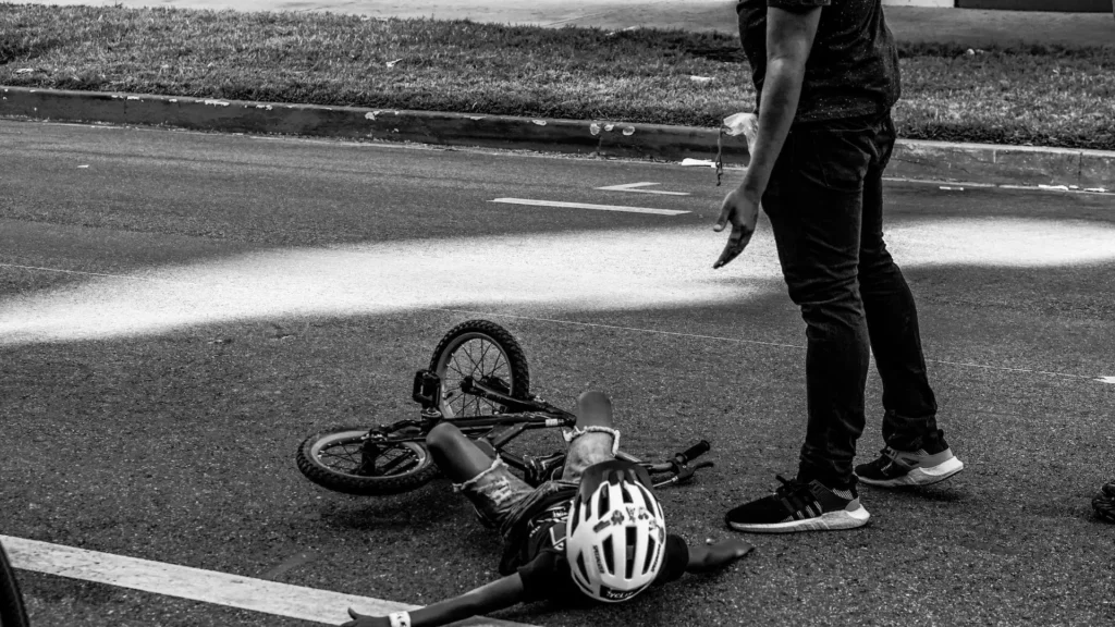 criança caída de uma bicicleta