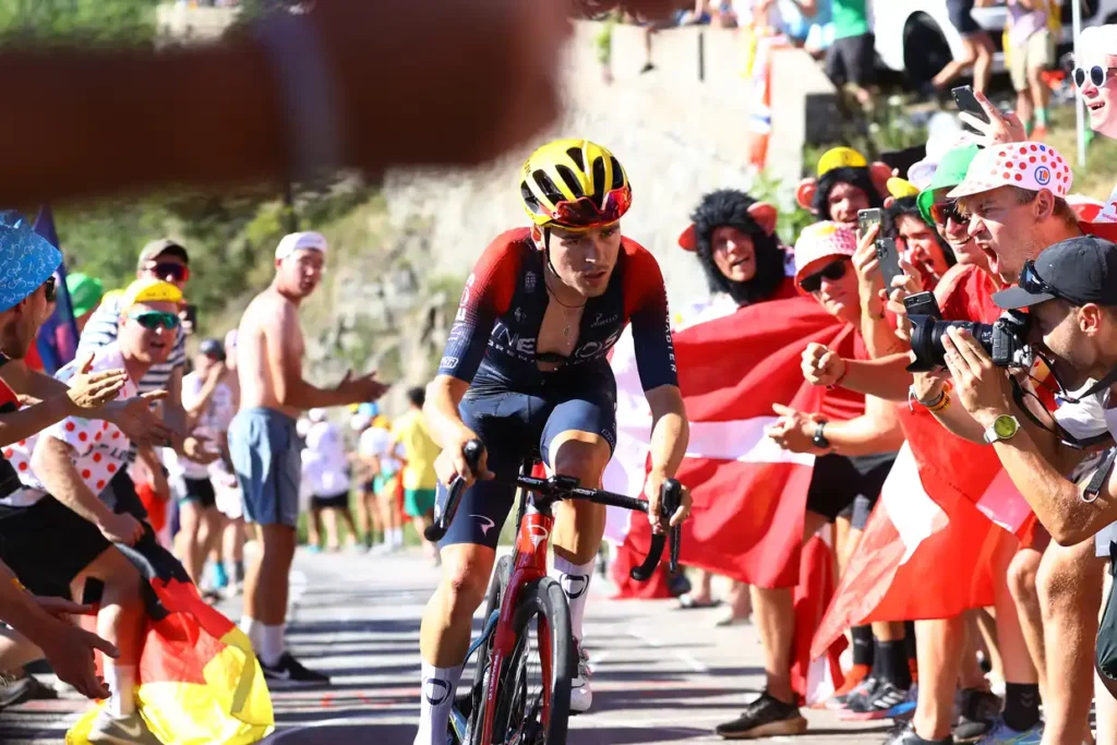汤姆-皮德科克在2022年环法自行车赛第12赛段攀登阿尔佩-德胡埃斯。